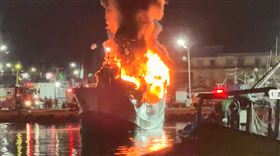 漁船起火的情形。（圖／記者林俊華攝影）