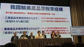 ▲川普宣布對未在美設廠半導體課徵100%高額關稅，引發全球關注，政策旨在迫使全球晶片製造商移產至美國，強化供應鏈安全，白宮尚未公布正式命令，關稅細節與豁免條件仍存不確定性，台美經貿談判聚焦對等關稅與232條款細節，力爭減輕產業衝擊。（圖／記者師瑞德攝影）