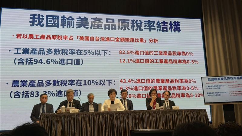 川普宣布對未在美設廠半導體課徵100%高額關稅，引發全球關注，政策旨在迫使全球晶片製造商移產至美國，強化供應鏈安全，白宮尚未公布正式命令，關稅細節與豁免條件仍存不確定性，台美經貿談判聚焦對等關稅與232條款細節，力爭減輕產業衝擊。（圖／記者師瑞德攝影）