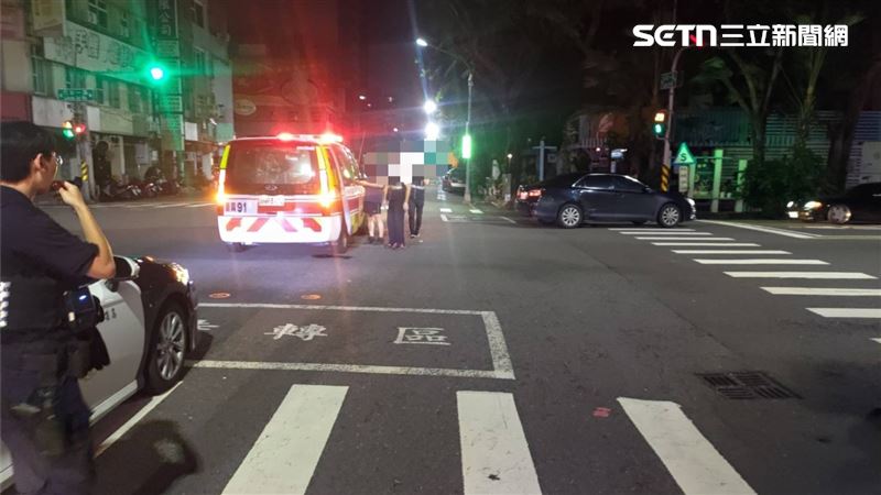 36歲張姓男子駕駛黑色轎車通過路口，未禮讓救護車肇事。（圖／翻攝畫面）