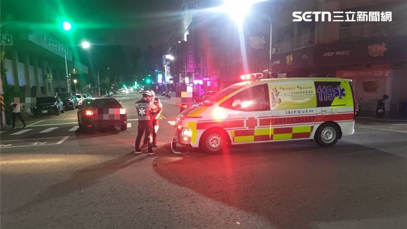 當時救護車內有一對前往就醫的母女，後由另一部救護車接送就醫。（圖／翻攝畫面）