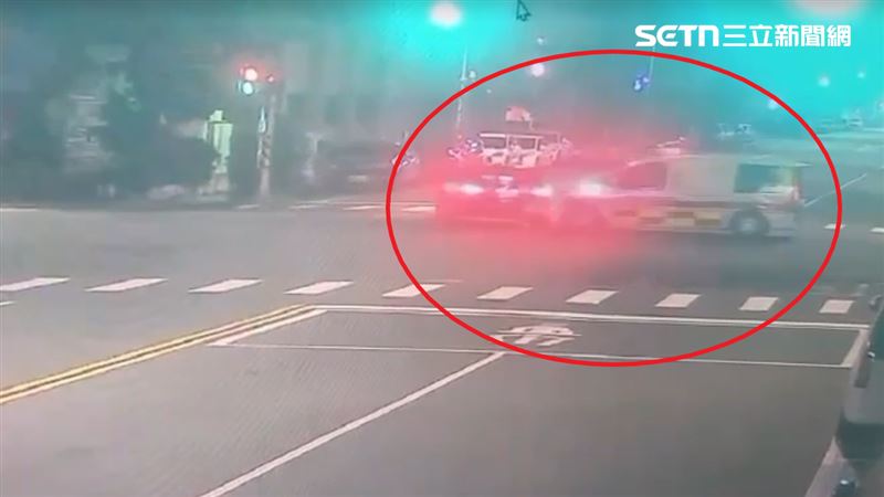 擦撞導致救護車前方保險桿及車牌掉落。（圖／翻攝畫面）