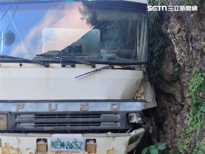 混凝土車撞山壁,駕駛受困,拖出時人已明顯死亡。(圖/翻攝畫面)