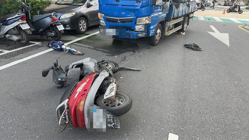 祖孫倆騎機車雙載遭小貨車撞擊，阿嬤經醫院治療仍不治。（圖／翻攝畫面）
