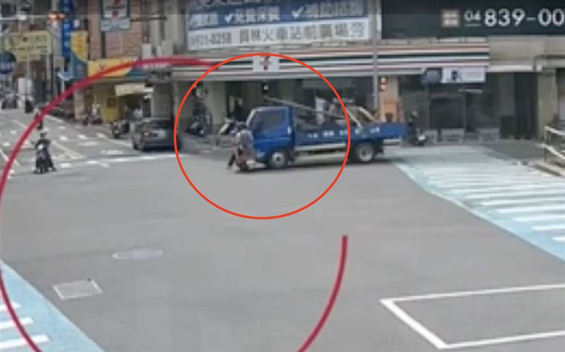 祖孫倆騎機車左轉時遭小貨車撞上。（圖／翻攝畫面）