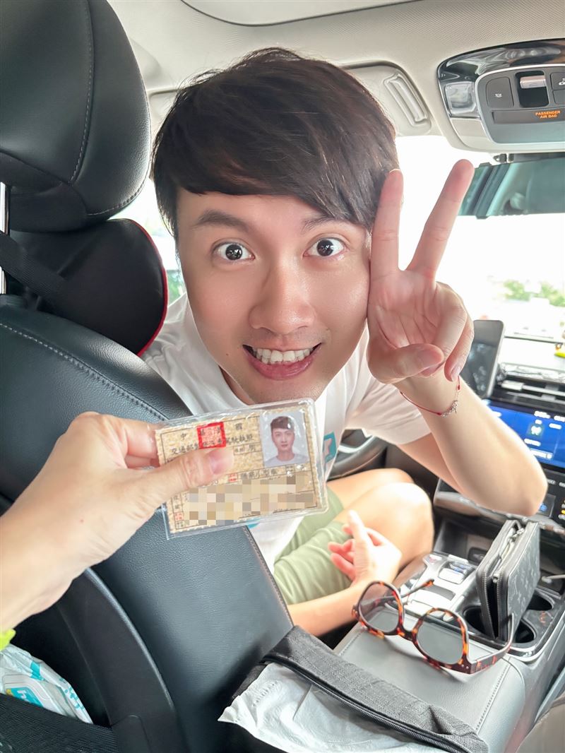 張捷宣布考上職業駕照。（圖／翻攝自臉書）