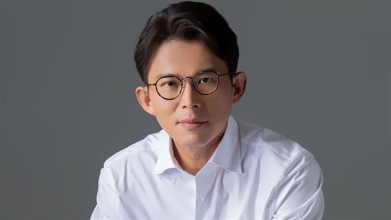 黃國昌日前曝光最新形象照，寫下「一個更好的選擇，一個更好的新北」。（圖／翻攝自黃國昌臉書）