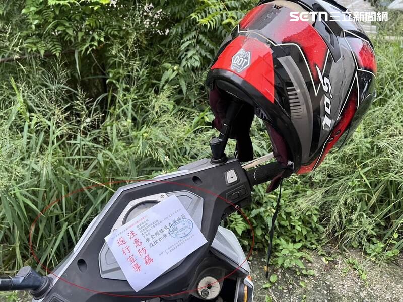 一張張「白單」，讓不少逛街民眾回到停放的機車旁時，心頭一緊，以為違規被開罰單，再仔細一看立刻笑了。(圖/警方提供)