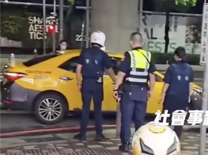 小黃司機在超商內抽菸，店員上前勸戒卻發生口角。（圖／翻攝自社會事新聞影音）