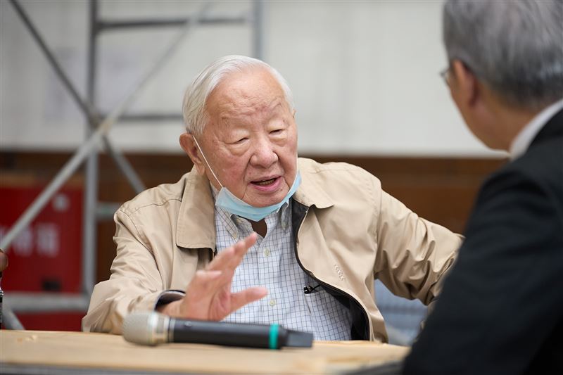 94歲台積電創辦人張忠謀重返牌桌,參加政大超級大專盃,張忠謀以「台大智慧」隊隊長身分出賽,精神奕奕全程投入,他曾與巴菲特、比爾蓋茲在牌桌上同場較量。(圖/翻攝自政大官網)