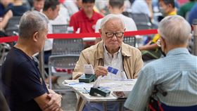 ▲94歲台積電創辦人張忠謀重返牌桌，參加政大超級大專盃，張忠謀以「台大智慧」隊隊長身分出賽，精神奕奕全程投入，他曾與巴菲特、比爾蓋茲在牌桌上同場較量。（圖／翻攝自政大官網）