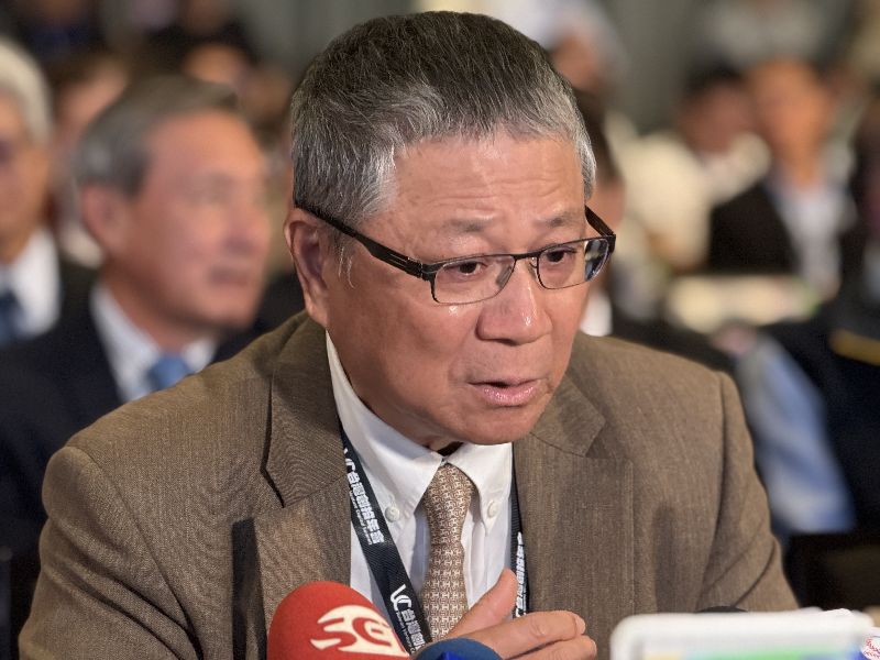 林憲銘把關稅比喻為飛機遇到的「小亂流」，表示稍微顛簸一下，但改變不大。（圖／中央社）