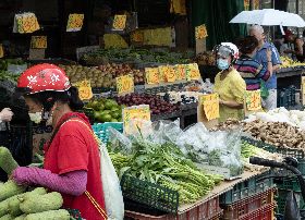 颱風前夕　民眾外出採買蔬果（1）