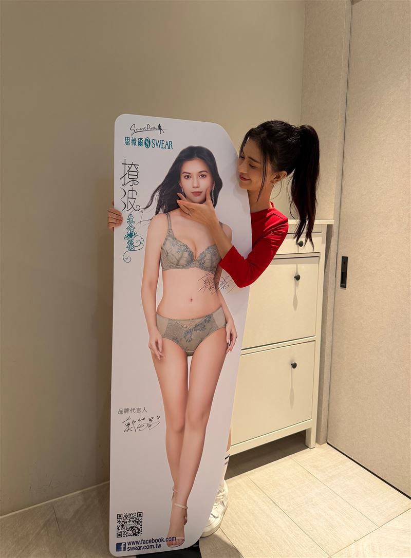 鄭芯恩出席一日店長活動。(圖/思薇爾提供)