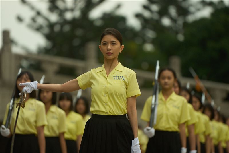 鄭芯恩在《進行曲》中飾演景美女中儀隊隊長。(圖/電影進行曲提供)