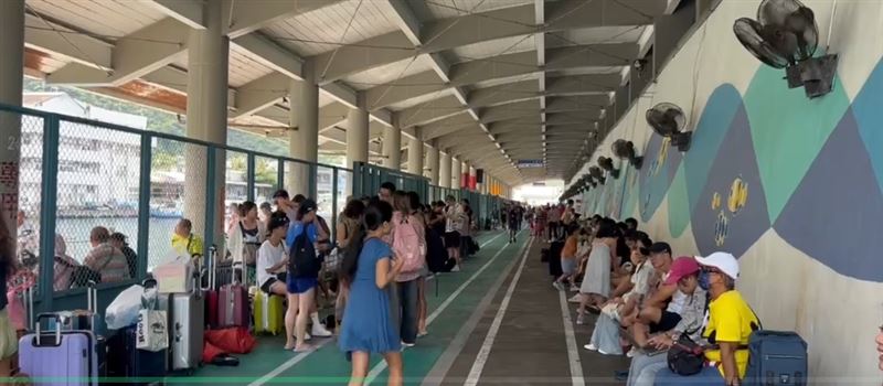 楊柳颱風持續逼近,綠島不少民眾一大早提著大包小包趕緊來搭船,準備回到台東。(圖/翻攝畫面)