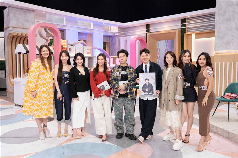 劉雨柔(左至右)、愛雅、星座老師白瑜、Sandy吳姍儒、派翠克、李明川、阿諾、愷愷、班底Rita,大談荒謬戀情。(圖/東森提供)