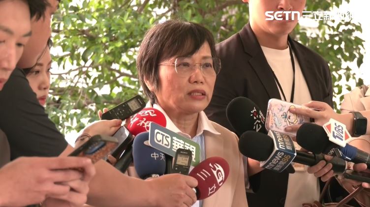 受訪稱「我們是承認中華人民共和國的」引發藍白抨擊,內政部長劉世芳受訪強調「內政部依法行政」