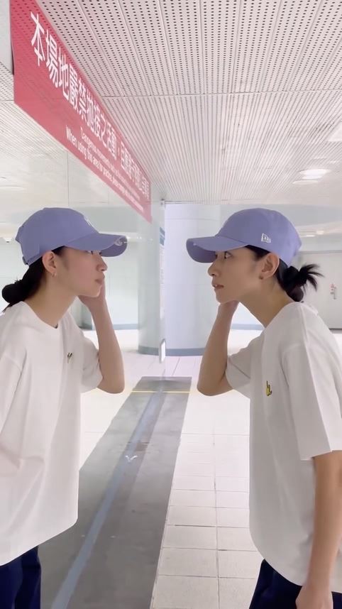 李千娜(右)與顧穎(左)面對面,就像是照鏡子的效果。(圖/翻攝自李千娜IG)