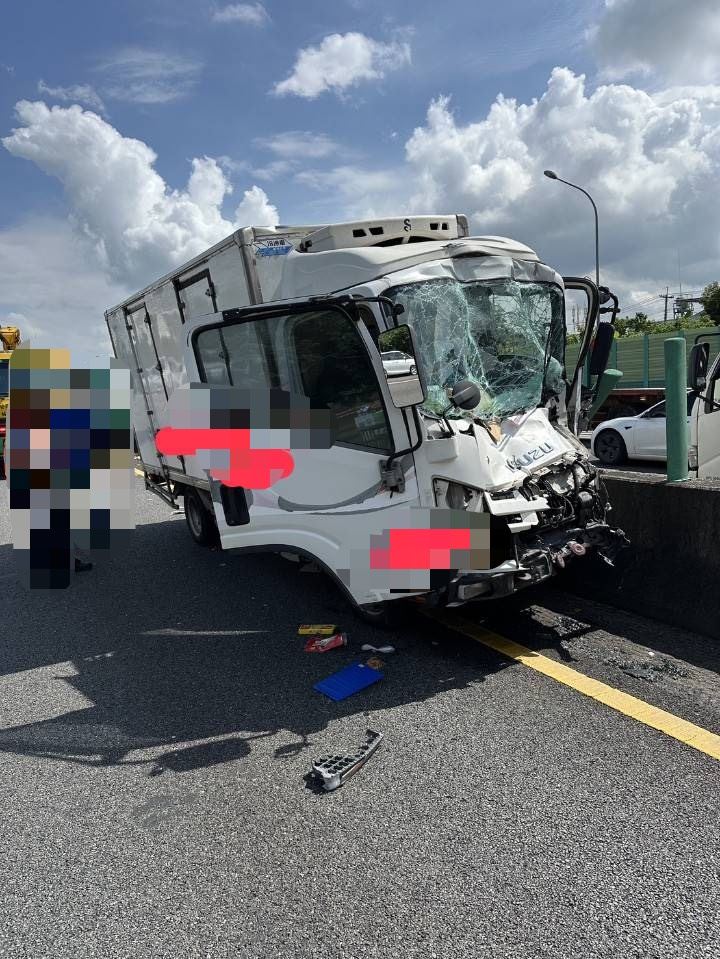 小貨車猛力撞擊，車頭嚴重毀損。（圖／翻攝畫面）