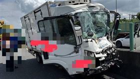 國道1小貨車頭全撞爛　駕駛腿夾受困