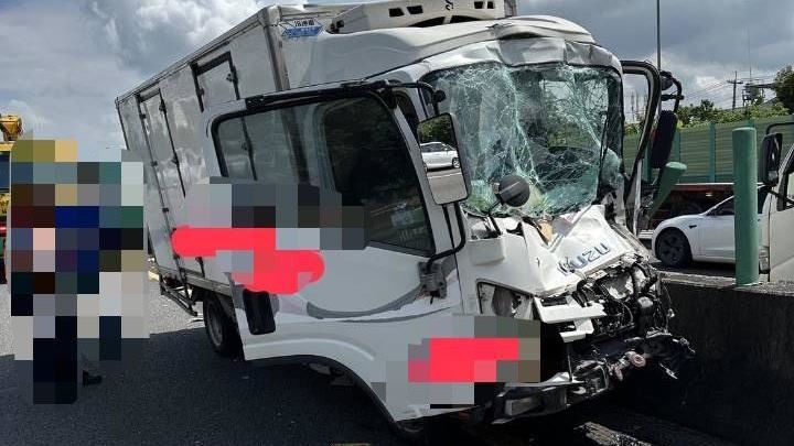 新/國道1小貨車頭全撞爛 駕駛腿夾受困