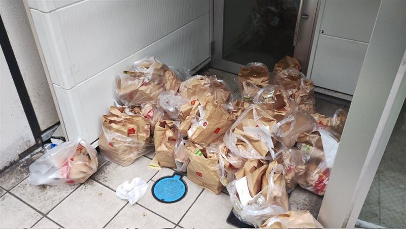 大量麥當勞餐點被丟在路邊。(圖/翻攝自X)