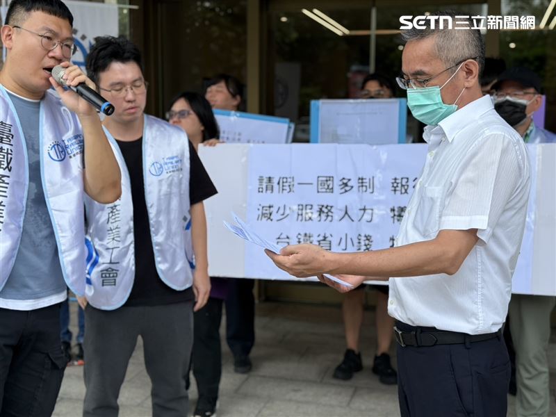 台鐵北區營運處臺北運務段副段長黃智郁今日也現身記者會，接收陳情書。（圖／記者李育道攝影）