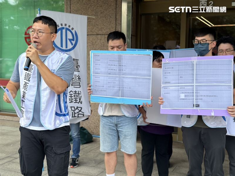 台鐵產業工會今在台北車站舉行記者會，指控台鐵部分主管濫權，私自訂定人事規範。（圖／記者李育道攝影）