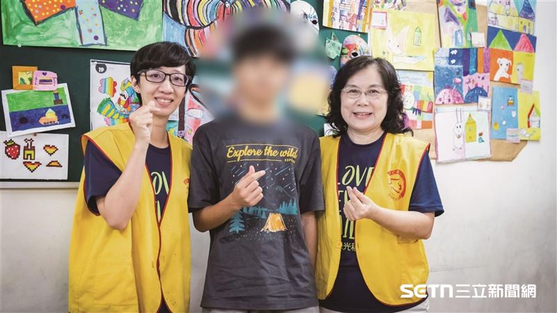 (圖中)現年16歲的小鴻,國一時相依為命的阿嬤過世後,媽媽放棄養他,住附近的姑姑偶爾照看,父親則從未擔起扶養責任還常把他的生活費領光。(圖/受訪者提供)