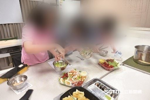 (上圖)小鴻正朝著廚師之路邁進,他說,自己未來要成為有能力的人,幫助許多像自己一樣的孩子;(下圖)陪讀班主任陳巧潔表示,小鴻是個認真負責的孩子,一路走來確實不容易,但比起過去,現在開朗自信許多。(圖/受訪者提供)