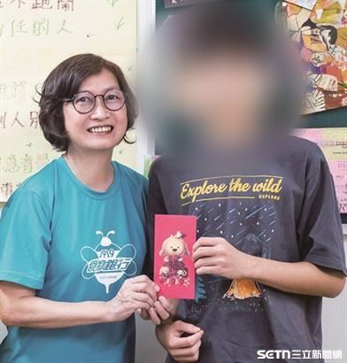 (上圖)小鴻正朝著廚師之路邁進,他說,自己未來要成為有能力的人,幫助許多像自己一樣的孩子;(下圖)陪讀班主任陳巧潔表示,小鴻是個認真負責的孩子,一路走來確實不容易,但比起過去,現在開朗自信許多。(圖/受訪者提供)