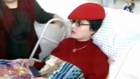 英國曾發生嚴重火車翻覆，知名主播劉海若搭上這班列車卻奇蹟生還。（圖／翻攝自微博）