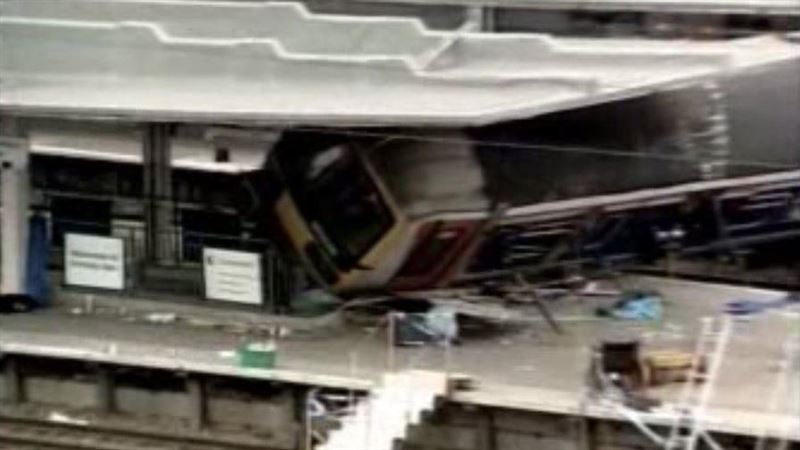 英國曾發生嚴重火車翻覆,知名主播劉海若搭上這班列車卻奇蹟生還。(圖/翻攝自微博)