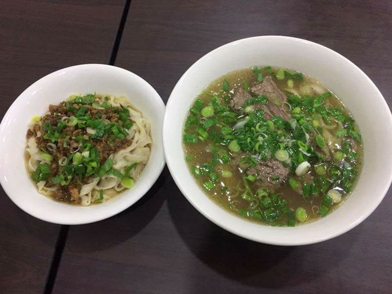新北排隊名店「蔡家牛肉麵」,不到中午就完售。(圖/翻攝自 臉書)