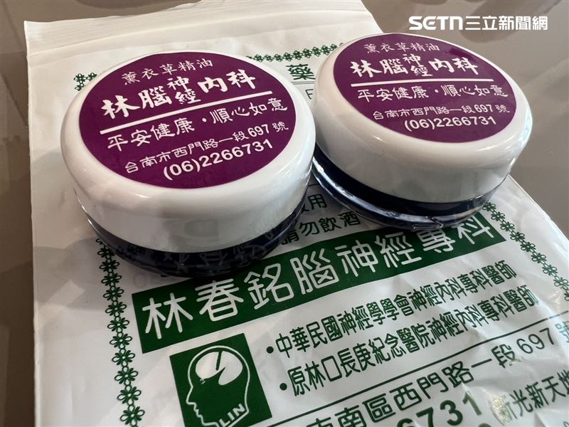 薰衣草精油膏因為林逸欣童年影片爆紅,廖小姐特地來排隊,一次買了10個。(圖/記者林昱孜攝影)