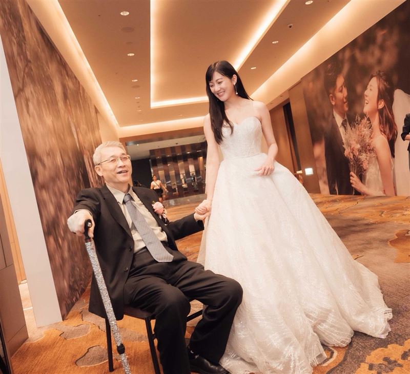 林逸欣與父親感情相當好,婚禮父女開心合影。(圖/翻攝林逸欣 Shara粉專)
