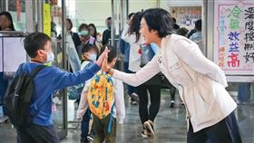 林岱樺（右）2月16日傳照問住持「小女子的新背心穿起來如何？」同天也在臉書分享自己的跑攤戰袍新背心。（翻攝林岱樺臉書）