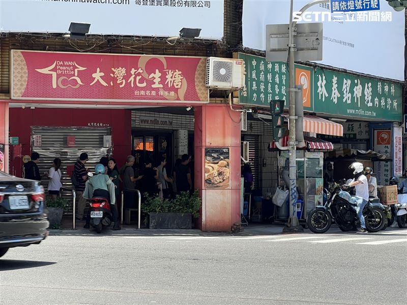 林逸欣哥哥林逸侖因為這2天診所都超多人排隊,特地前往幫忙。(圖/記者林昱孜攝影)