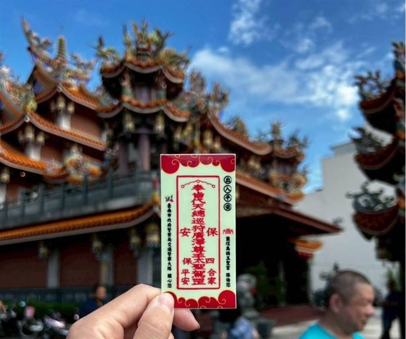 反光貼紙。(圖/翻攝自臺南市政府警察局交通警察大隊粉絲專頁)