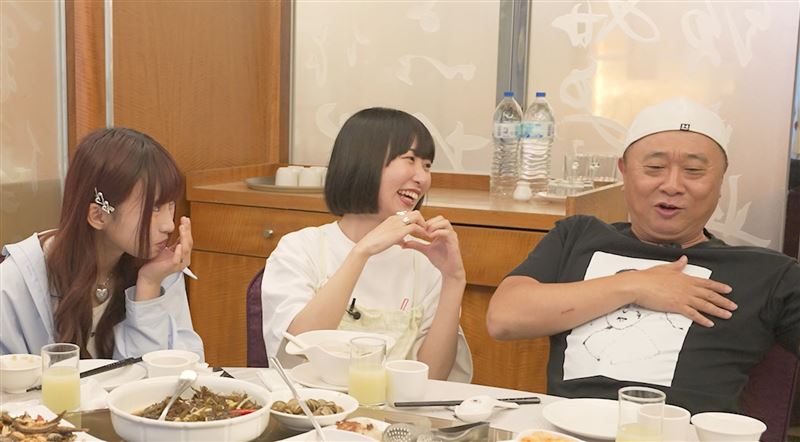 邰智源(右)問碧海AOI(中)喜歡什麼年紀的男生,碧海AOI嘴甜回應:「邰哥可以!」逗得邰智源心花怒放(圖/麥卡貝網路電視提供)