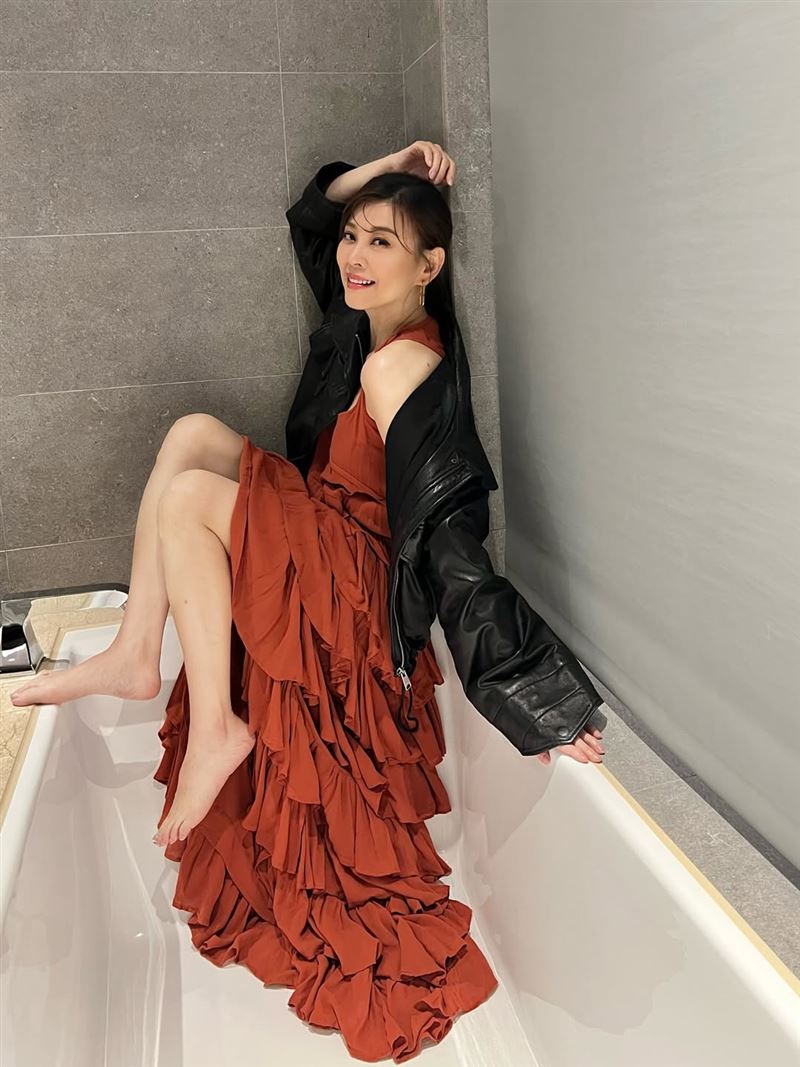 方馨貼出美照,讓人忘記她的真實年齡。(圖/翻攝自臉書)