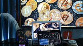 ▲川普簽署行政命令，開放9兆美元美國退休金投資加密資產，比特幣站上12萬美元，美國政策利多成市場關注焦點。國泰00909 ETF近三月報酬率33.66%，奪跨國ETF產業類冠軍，00909囊括Circle交易所、礦商、半導體等多元鏈上經濟成分股。（示意圖／PIXABAY）