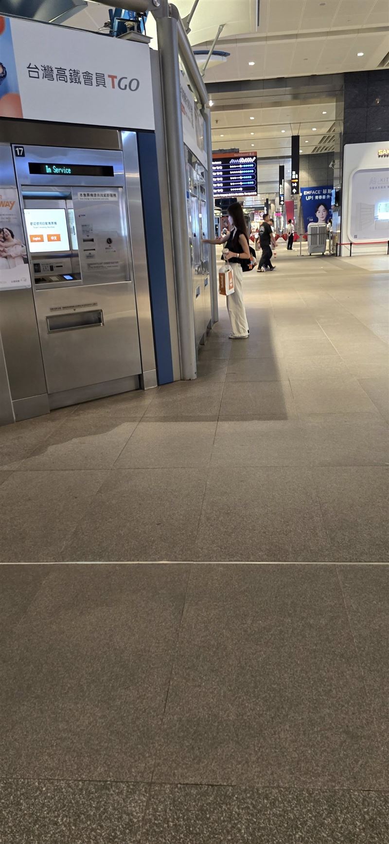 詹江村說,他只不過遠遠的看到,身為公眾人物的政敵黃瓊慧,同時出現台中高鐵車站,頗為驚訝。(圖/翻攝自詹江村臉書)