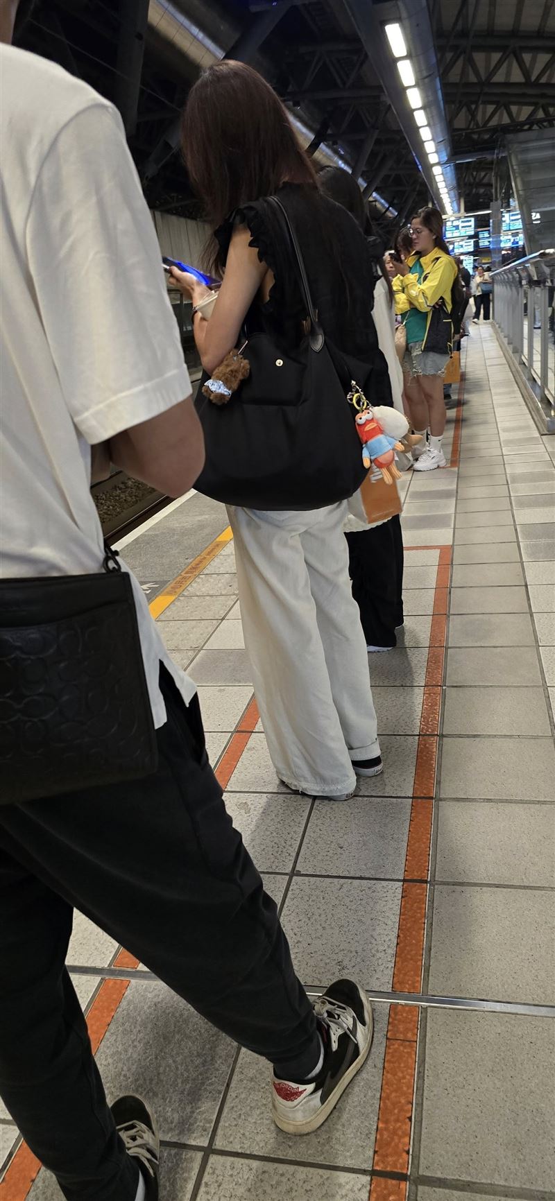 詹江村說,他只不過遠遠的看到,身為公眾人物的政敵黃瓊慧,同時出現台中高鐵車站,頗為驚訝。(圖/翻攝自詹江村臉書)