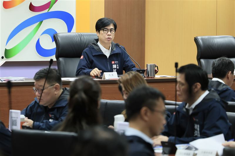 高雄市長陳其邁於市政會議指示各機關與區公所嚴陣以待，加強各項防颱整備。（圖／高雄市政府提供）