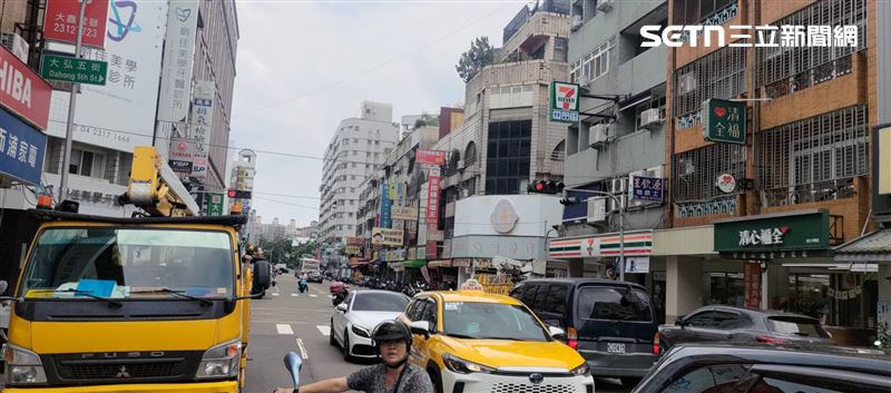 台電變壓器故障，造成西屯3路口號誌失靈。（圖／翻攝畫面）