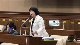 基市議員鄭文婷提普發市民2萬元基隆市議會11日召開臨時會，民進黨基隆市議員鄭文婷（右）建議市府編列115年度預算時，研議普發市民現金新台幣2萬元。中央社記者王朝鈺攝  114年8月11日