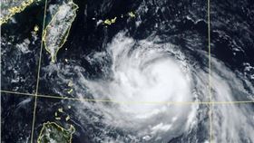 鄭明典表示，颱風的能量其實是明顯增加！颱風能量高，颱風通過台灣地形時的影響就會比較明顯。（圖／翻攝自鄭明典臉書）