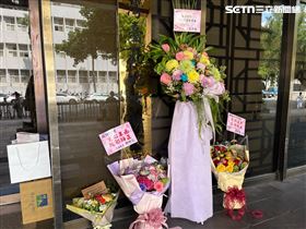 ▲藍白合送給北檢檢察長王俊力的3束花、1高價花籃，擺在北檢門口，將轉送公益團體或銷毀。（圖／記者楊佩琪攝）